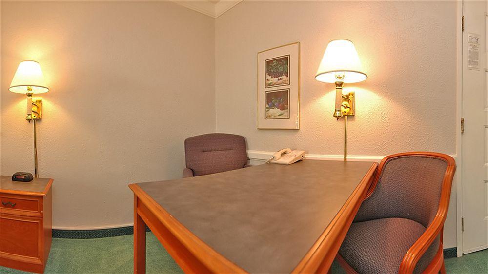 La Quinta Inn By Wyndham Indianapolis Airport Lynhurst Exterior foto